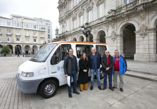 O Concello cédelle unha furgoneta á Asociación Axuda a Superar Enfermidades Raras (ASER) para a recollida de tapóns de plástico